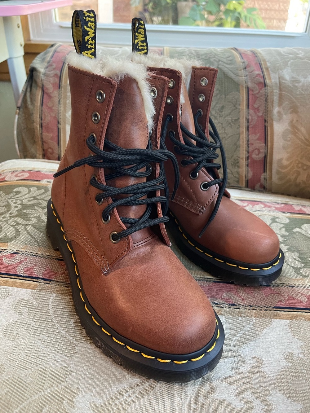 Dr. Martens 1460 Serena Women Faux Fur Leather Lace Up Boot. Size 5 Women N25-02